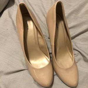 Nude pumps